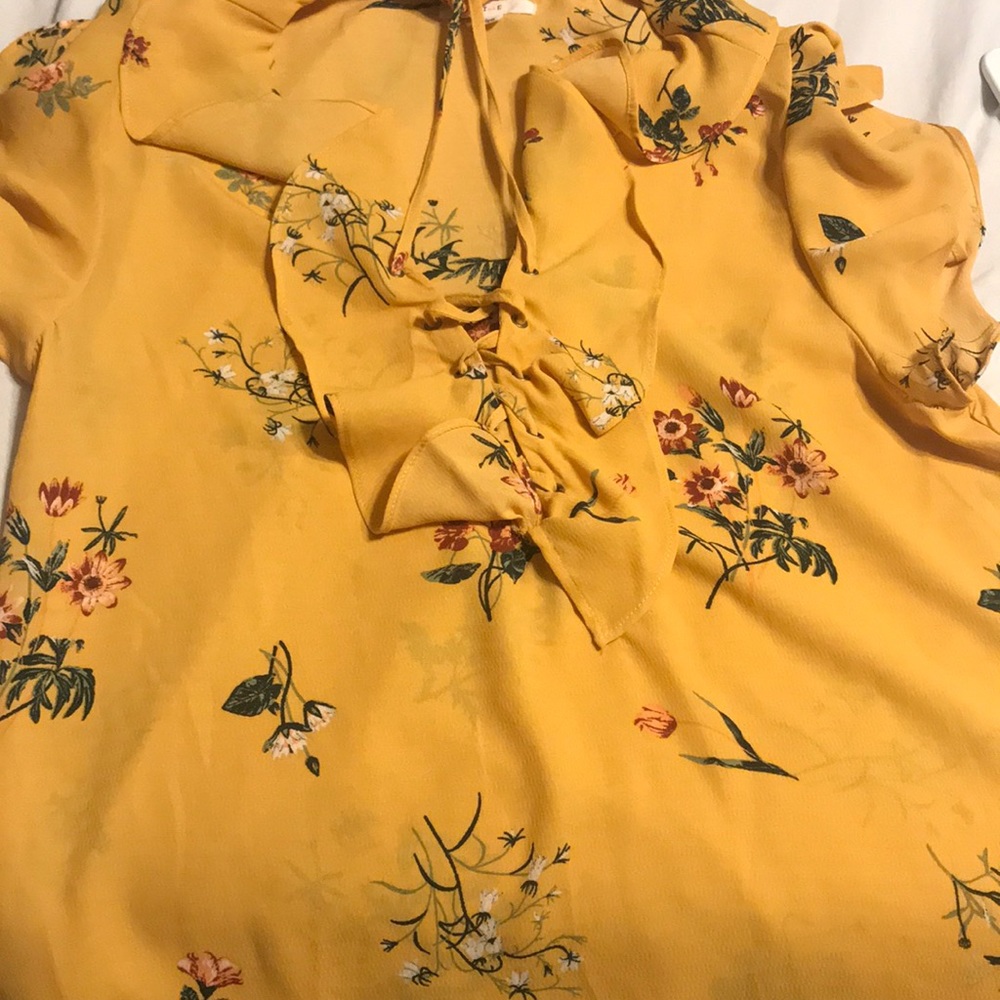 Very cute yellow dress shirt never used
